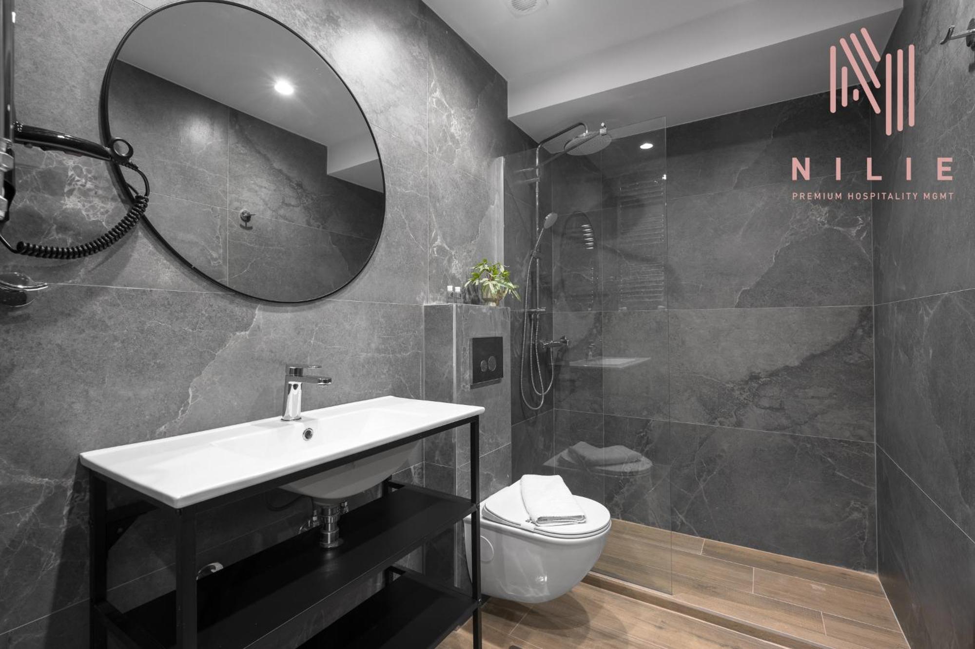 Room8, Nilie Hospitality Mgmt *