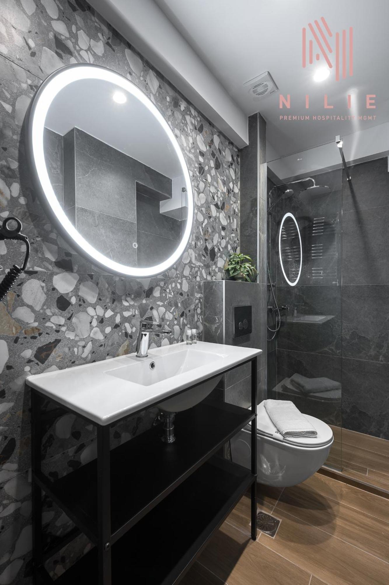 Room8, Nilie Hospitality Mgmt Apartment